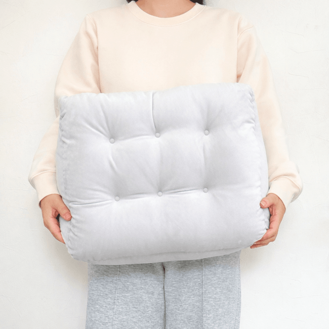 腰と背中がラクになった…！無印良品の“お餅みたいなクッション”がめちゃ使える！「柔らかくてもちもち！」「爆睡できた」