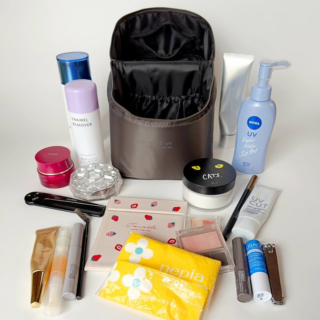 「大容量なのが嬉しい」3COINSの“自立するコスメポーチ”化粧水ボトルも入りました！「高さのある物も立てて収納できる」「旅行などにも最適」