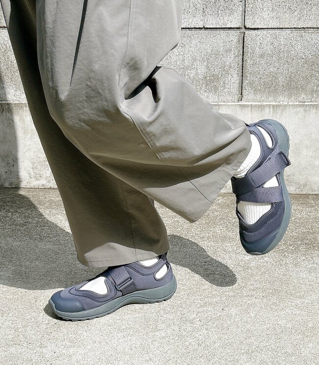 1万歩も余裕じゃん…！無印良品の“スニーカーみたいなサンダル”オシャレなのに歩きやすくて快適！「素足で履くの楽すぎ」「真冬以外ずっと履いてる」