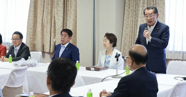 写真：安倍派の総会であいさつする塩谷立座長