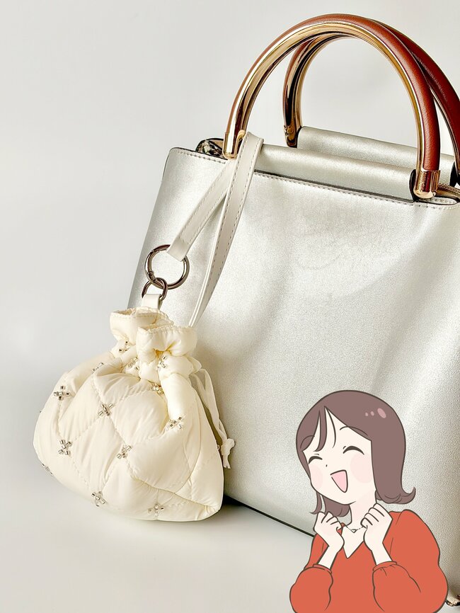 「色違いで3つも購入」3COINSの“ふわふわミニポーチ”かわいすぎて思わずまとめ買いしちゃった！「一目惚れして速攻ゲット」「見る度に気分が上がります！」