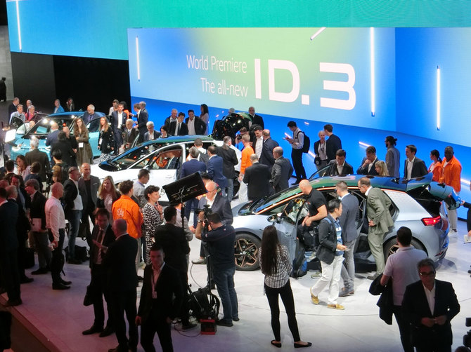 フォルクスワーゲンのブース風景。「ID.3」を主役としてEVコンセプトモデルがずらり