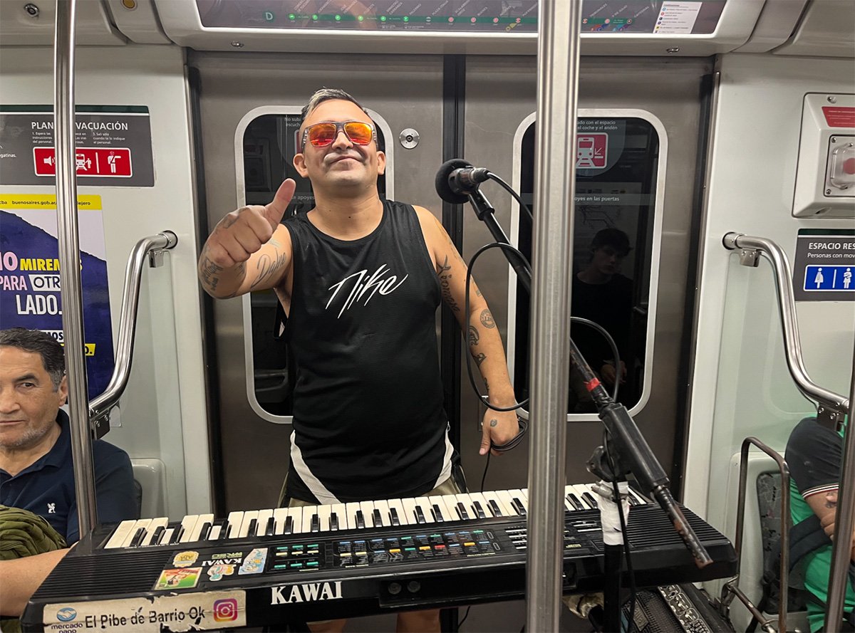 電車に乗ると突如歌いだすミュージシャンに遭遇した。