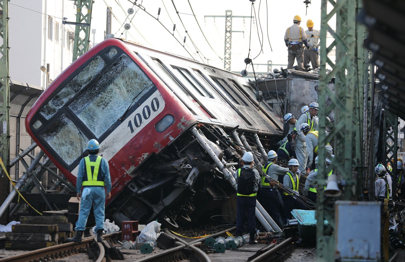 京急の踏切事故でトラックと衝突した車両