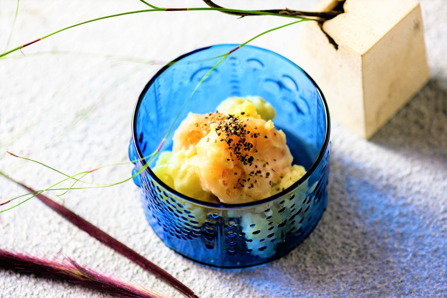 【夏休みはレンチンで何とかする!】料理未経験の男子でもカンタン!切って、詰めて、チンするだけエビとじゃがいもとカリフラワーの「ホットサラダ」