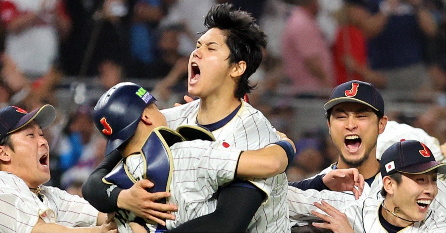 2023年のWBCで優勝した瞬間、マウンドに駆け寄った侍ジャパンのメンバーたち