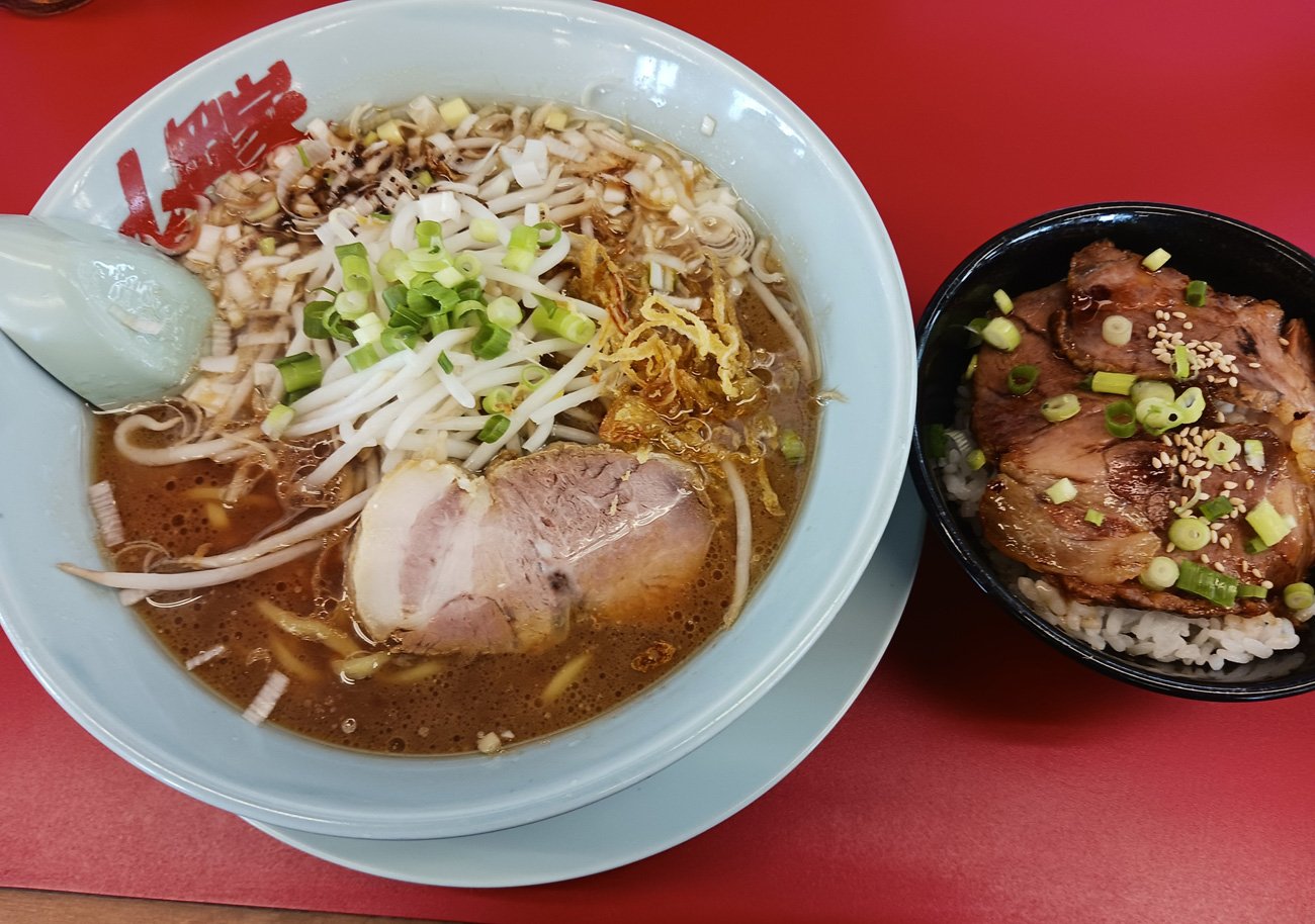 強烈な豚骨臭が人気の「ラーメン山岡家」が絶好調！チェーンなのに「店ごとに味が違う」ワケ