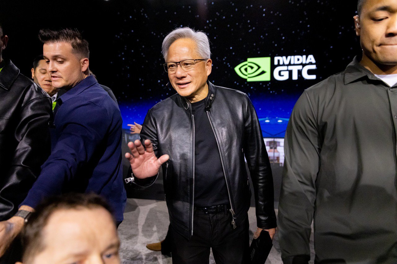 トレードマークの黒い革ジャケットに身を包んだエヌビディアのフアンCEO
