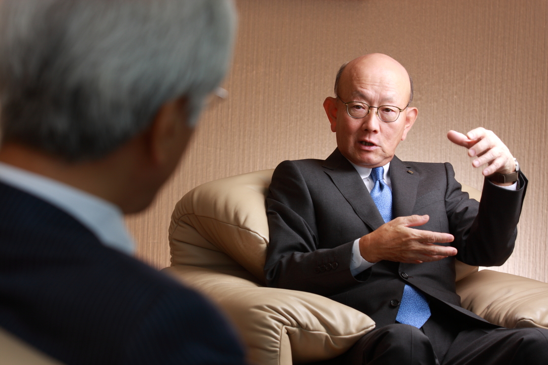 伊藤忠社長が語る「がむしゃらに働き、悩み抜く力が一流の条件」