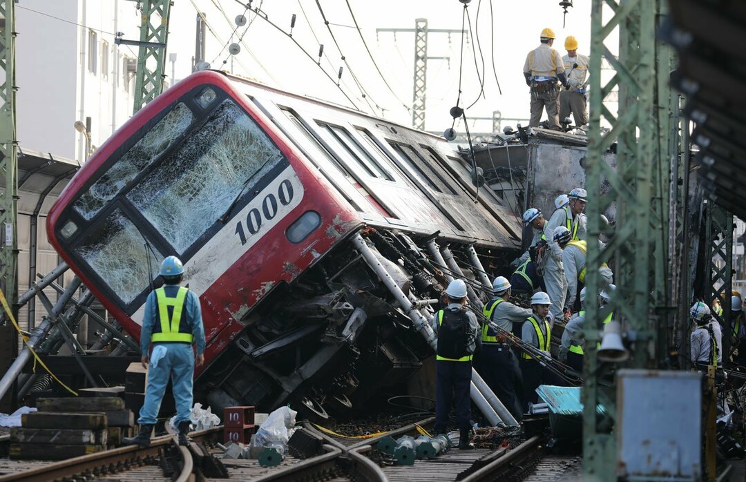 京急の踏切事故でトラックと衝突した車両