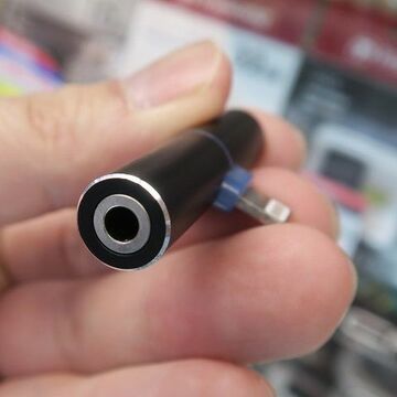 充電しながら有線イヤホンも使えるLightningアダプター