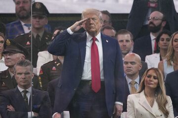 トランプ大統領、大規模軍事パレードを観閲　抗議デモの中