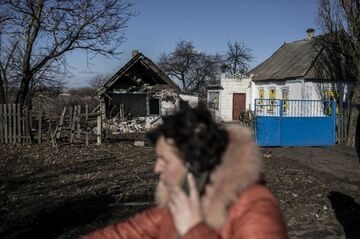 砲撃やまぬウクライナ東部、住民の避難相次ぐ