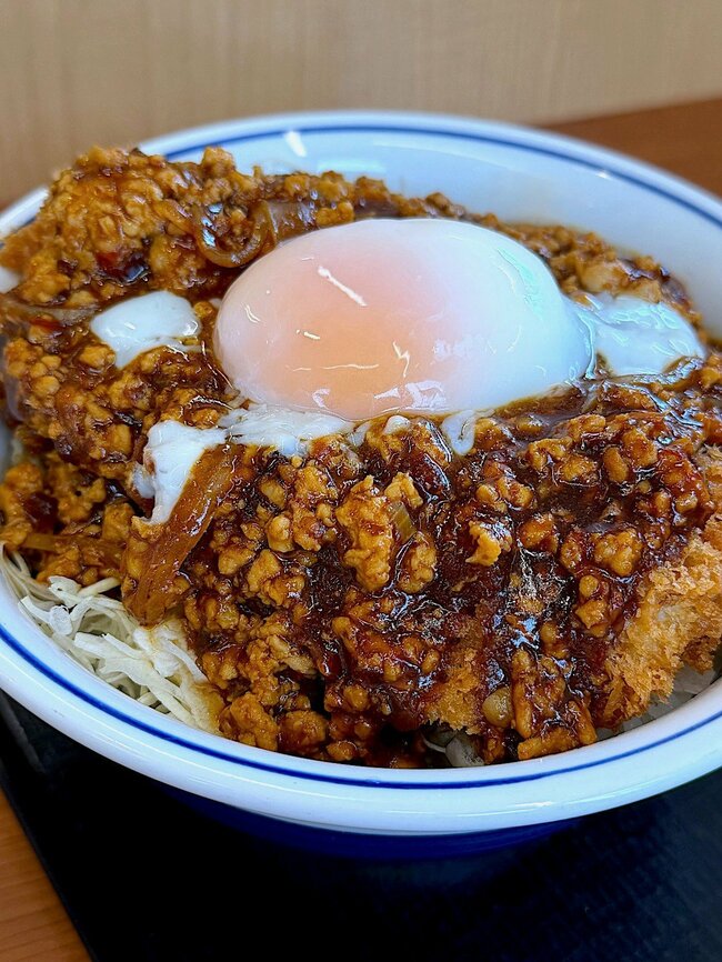 「圧倒的な肉の暴力」「さすがにリピート確定」 かつやの“新作どんぶり”見た目のインパクトがすごいんです！「背徳感の塊で最高すぎる」