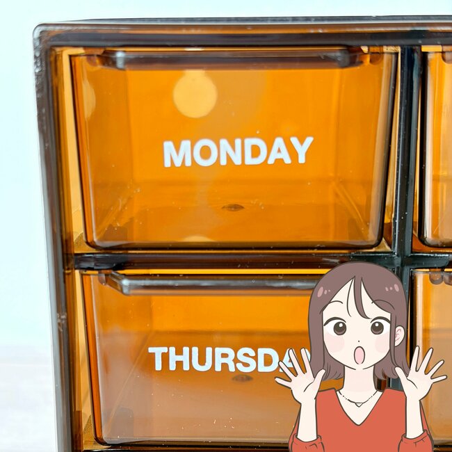 「薬入れに重宝してます！」3COINSの“レトロかわいい収納ボックス”ごちゃごちゃ小物がスッキリした！「インテリアに馴染む」「目の付け所がいい」