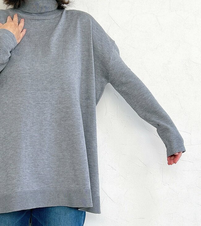 「毎年リピートしてます」cocaの“ゆったりニット”お尻をまるっと隠せて天才すぎる…！「痩せてみえる」「腰回りもすっきり」