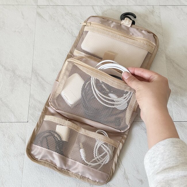 旅行の洗面グッズがまるっと入った！ダイソー姉妹店の「浮かせるポーチ」収納力がスゴいんです！