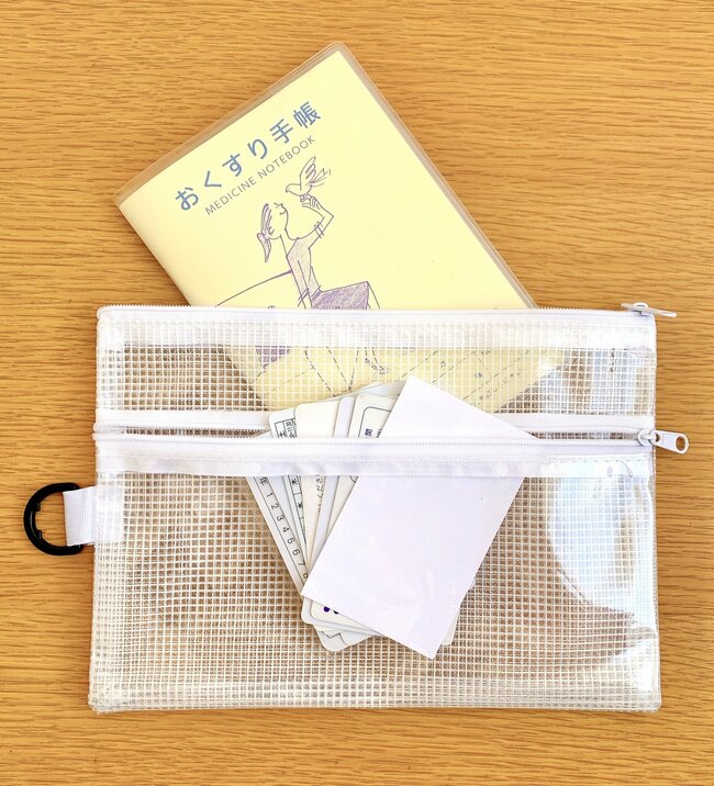 おくすり手帳やカード60枚がすっぽり…！ダイソーの“ぺたんこポーチ”処方薬や病院書類を入れるのにもピッタリ！《購入レビュー》
