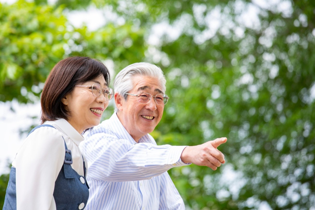 定年後に不幸な人は「不安で貯金を貯め込む」。では定年後の満足度が高い人は何をしている?