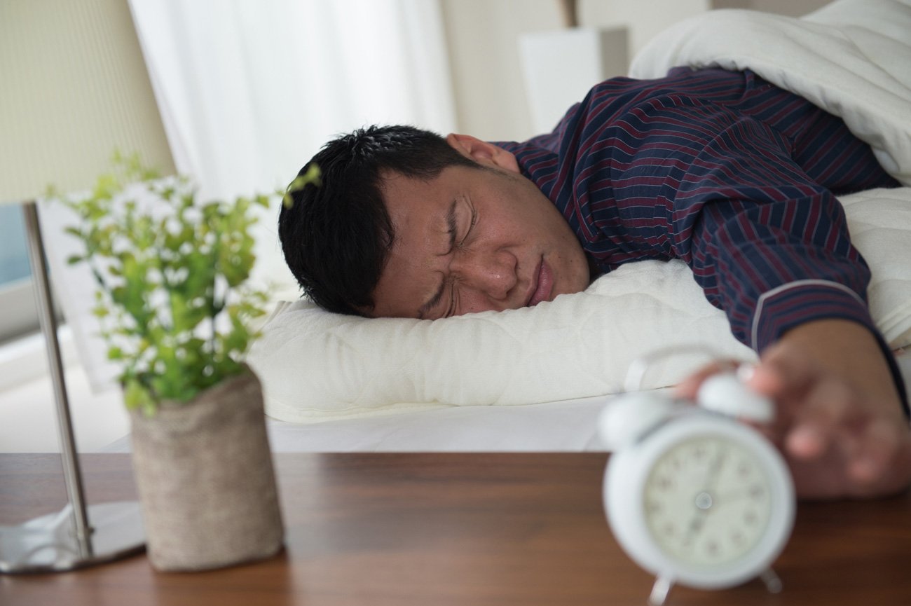 目覚めが快適でない男性
