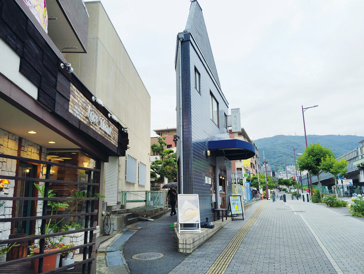 ラーメン二郎三田本店はなぜ人を惹きつけるのか?「Y字路専門家」の解説が面白すぎた!【全国の魅惑のY字路写真も多数掲載】