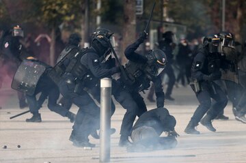 フランス全土で数十万人が抗議デモ、パリで衝突発生