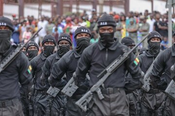 米の対カメルーン国外退去取引、戦争犯罪疑惑の部隊に軍事支援へ
