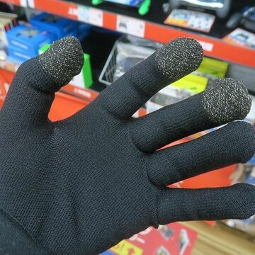 細かい操作もバッチリ！ ゲーミング向けスマホ手袋爆誕！