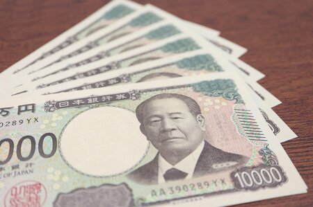 銀行業界「3年後の平均年収」は886.9万円!?生涯年収に大差がつく業界賃金格差