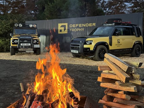 会場には新旧のディフェンダーが。うーん、旧型（左側）もカッコ良いなぁ