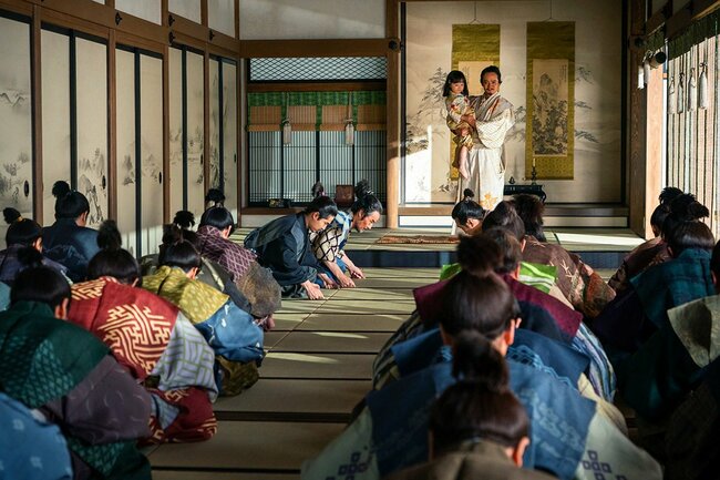 清須会議のあと、織田家の重臣たちは分裂。秀吉はわずか3歳の幼子である信長の孫・三法師（織田秀信）を織田家の後継者に擁立する　（C）NHK
