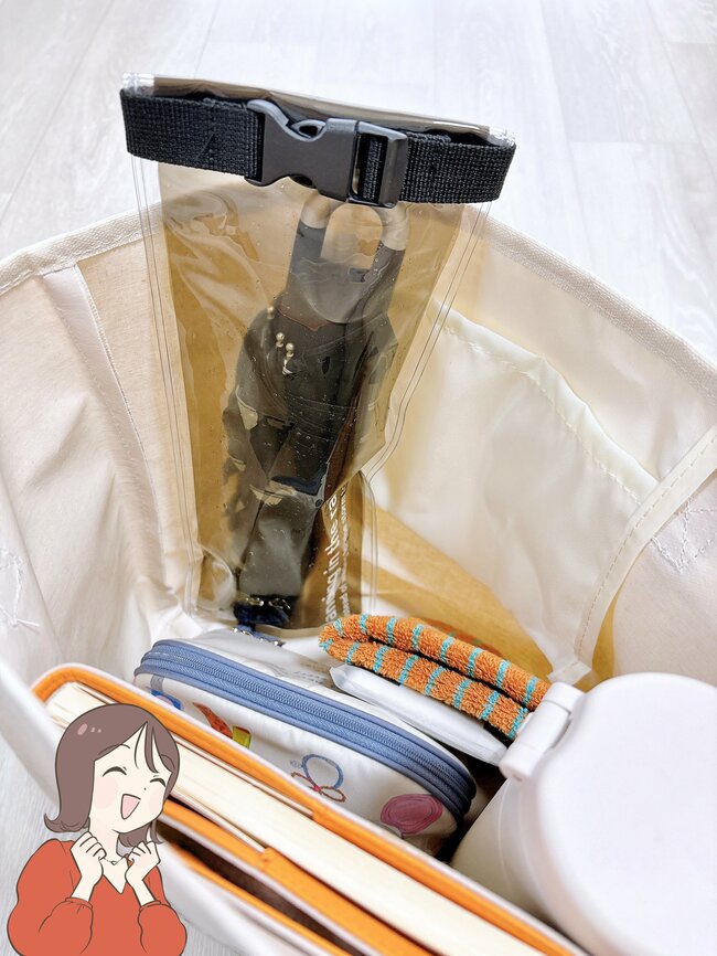 「カバンが濡れない」「大助かりです」3COINSの“天才レイングッズ”が雨の日のプチストレスを解決してくれた!「こういう商品を待っていました」