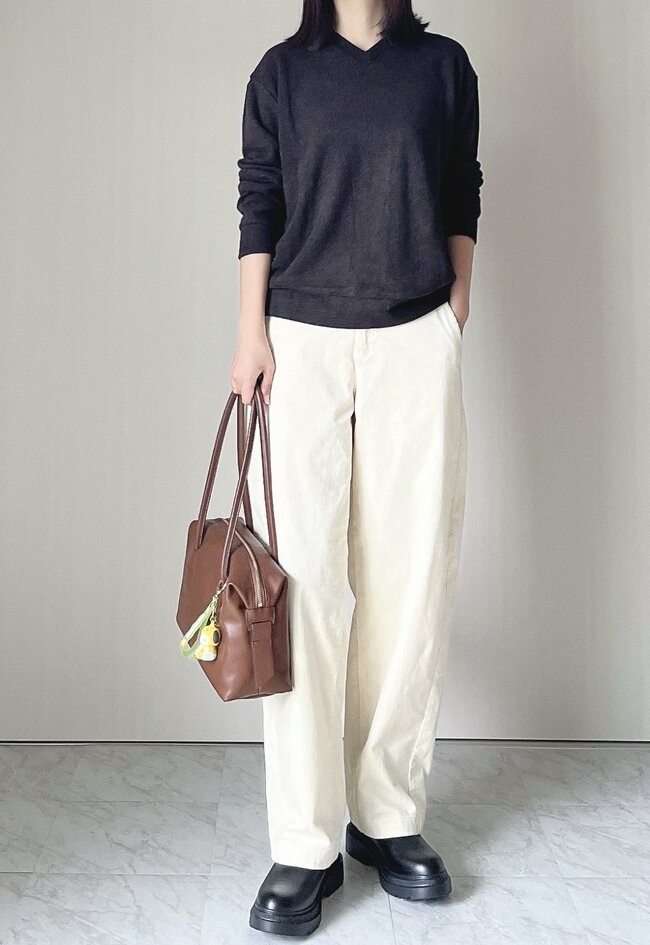 「とにかくシルエットが良い」ユニクロの“脚が長く見えるパンツ”秋冬コーデに大活躍です「色違いで2つ買った」「形が良すぎて即買い」