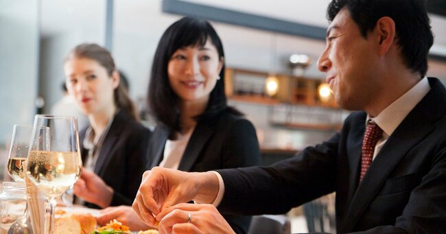 「つまらない会食」での振る舞いでわかる、コミュ力の豊かな人と乏しい人の決定的な差