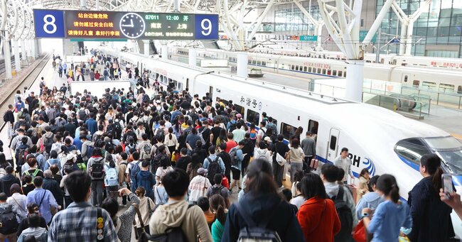 中国の労働節の最終日に混み合う南京駅
