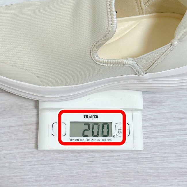 もう普通のスニーカーに戻れない…！ワークマンの「雲の上みたいなシューズ」立ったまま履けて、ふんわり歩けちゃうの！