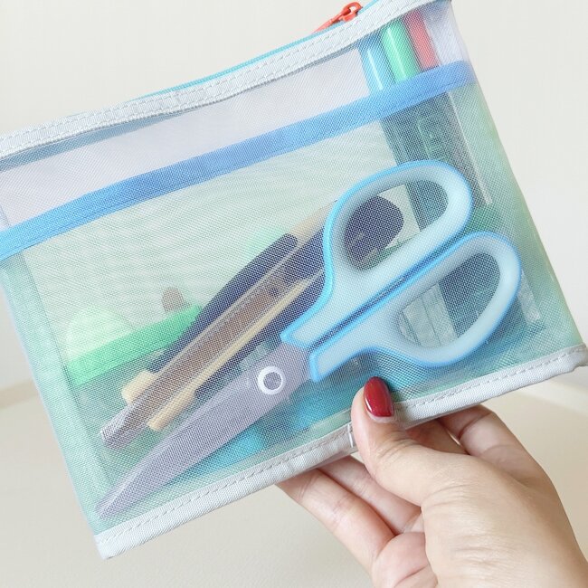 お薬手帳や診察券、処方薬がまるっと入る…!ファミマ×コクヨの“かさばらないポーチ”通院グッズ入れにちょうどいい!「カラフルで可愛い」「すごく便利だ」「あまりのかわいさに衝動買い」