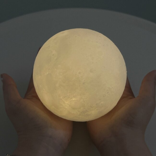 「330円なのすごいな…」ダイソー姉妹店で見つけた“お月様みたいなライト”が幻想的で美しい！「とても癒される」「インテリアに可愛い」