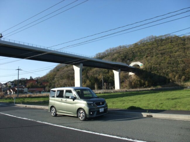 島根の山陰道石見福光インターチェンジ付近にて。山陰道の整備が急ピッチで進められているおかげで利便性は向上しているが、景色を楽しむなら断然在来の国道9号線だ