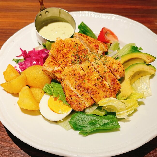 【ロイヤルホスト】こりゃリピートしちゃうって!平日限定の“盛りだくさんランチ”肉肉しさがたまらないよ!《実食レビュー》