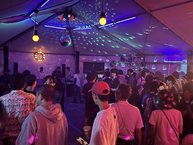 夜遊びが楽しいのもフジロックの魅力の1つです。隣にマサカというような芸能人が普通に飲んでいたりして、このフラットな感覚がたまりません　Photo by F.Y.
