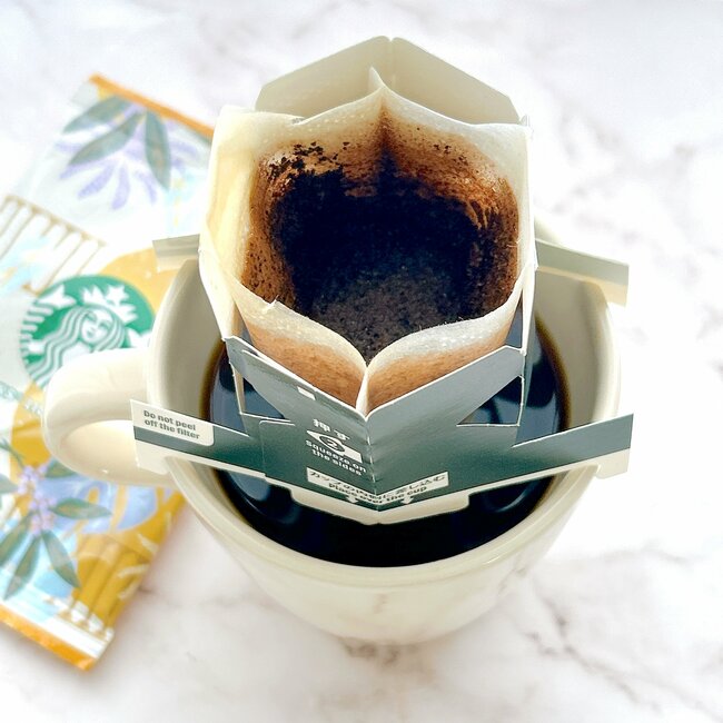 こんなん見たら買うしかない…！スタバの“カップみたいなポーチ”チョコやコーヒー付きでお得感すごい！「ファスナーがとてもキュート」「シルバーの繊細な感じが気に入りました」