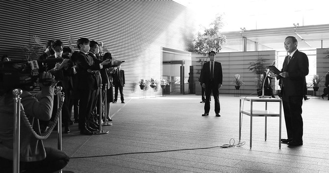 首相官邸で「Go To キャンペーン」見直しの件について記者団の質問に答える首相の菅義偉(右端)