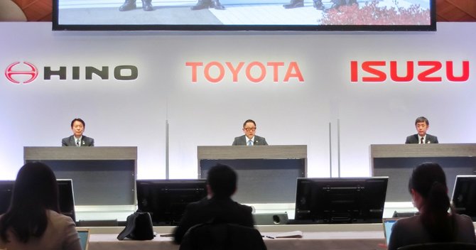 写真: 記者会見