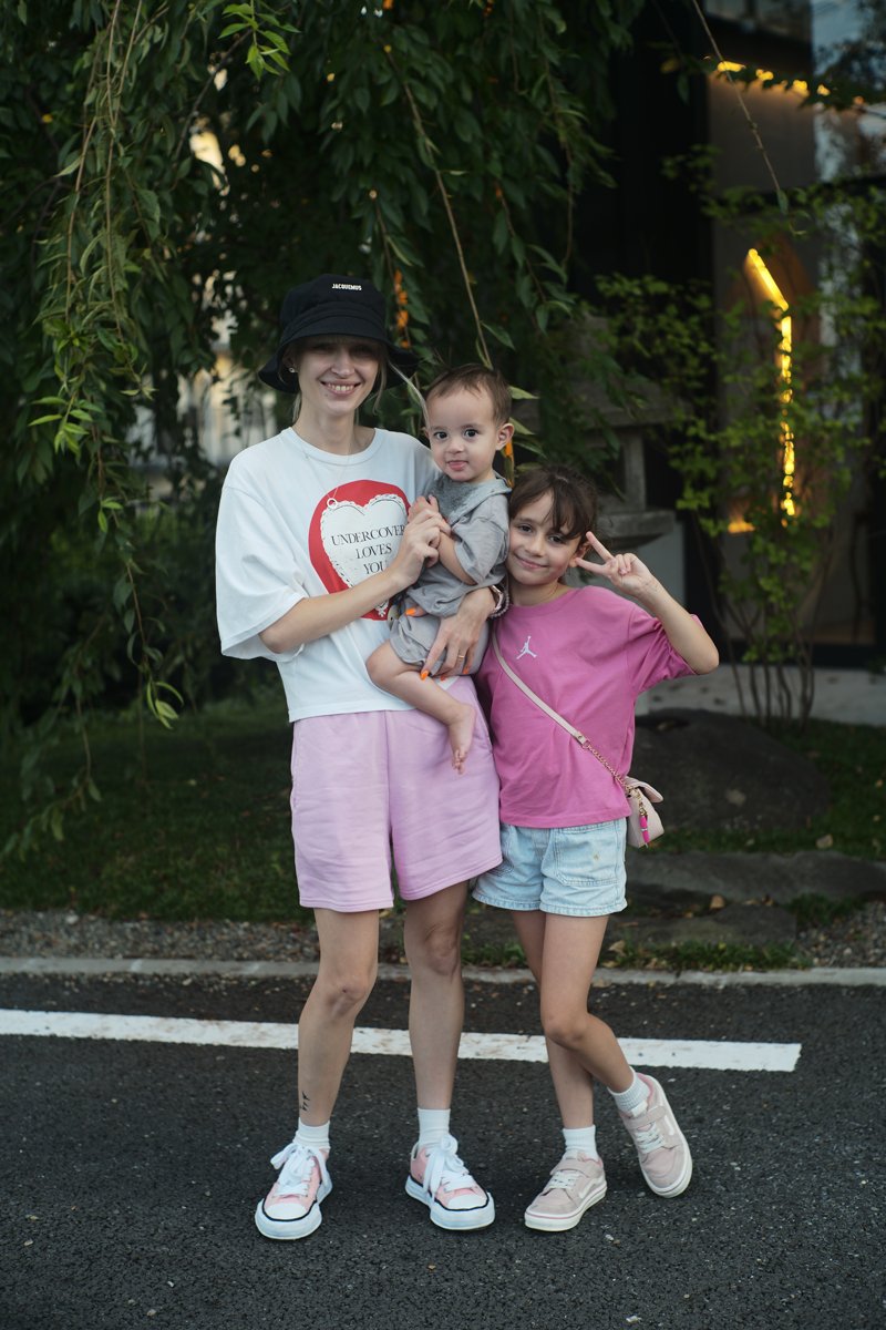 横田徹氏が取材したウクライナ人のユリアと、娘のアリサ、息子のレオ