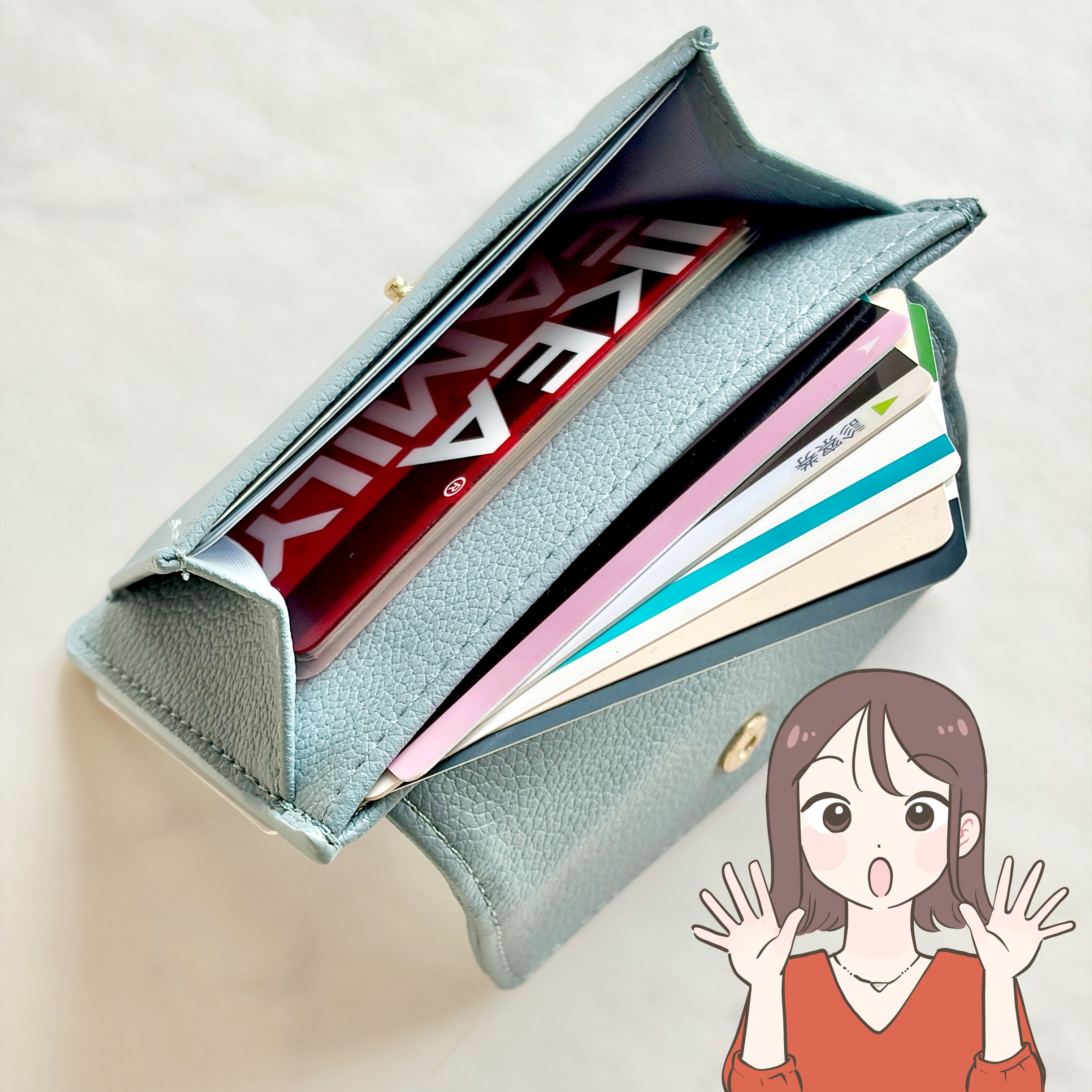 【ダイソー姉妹店】普通の財布に戻れないかも…！330円の「ぺたんこ財布」カード17枚やカギが収納できて嬉しい！《購入レビュー》