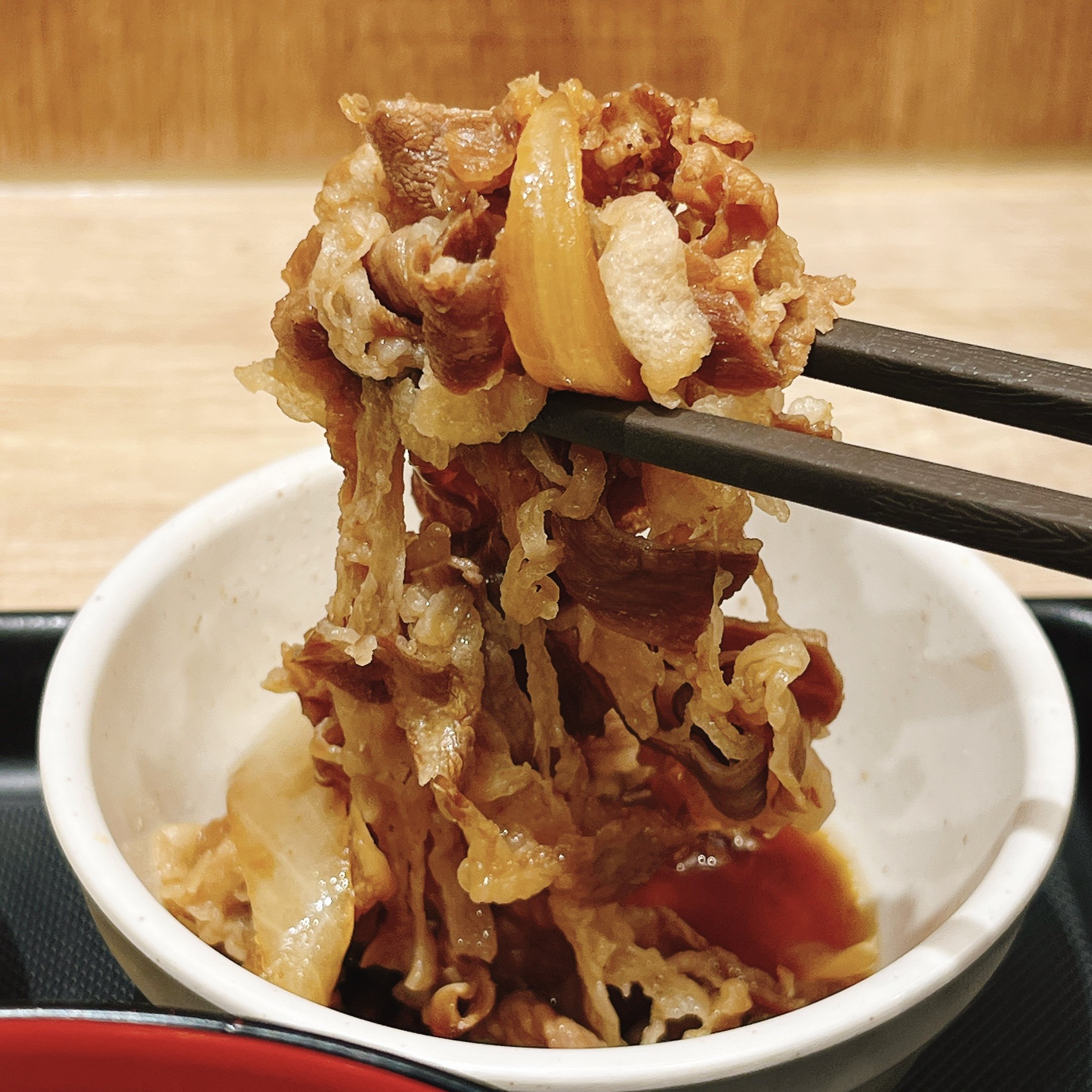 「具だくさんで美味い」「絶品だった」松屋の“550円モーニング”豚汁がボリューム満点で、朝からお腹いっぱい！「値段、量、味ともに申し分ナシ」