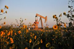 米シェールの財務規律向上、原油高でも生産抑制