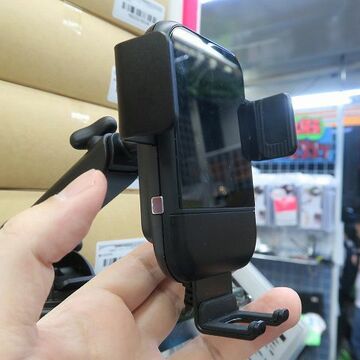 スマホを自動でホールドする、開閉も充電もオートなスマホホルダー