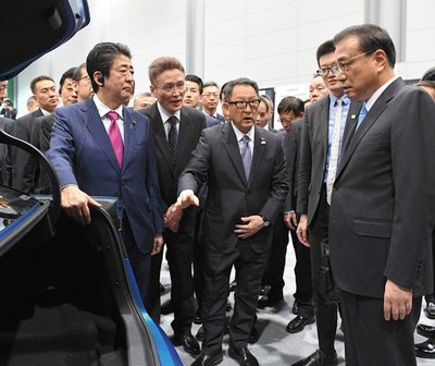 2018年に中国の李克強首相が来日。トヨタ自動車は中国政府と“和解”し、中国進出を急加速させてきた　Photo:The Asahi Shimbun/gettyimages